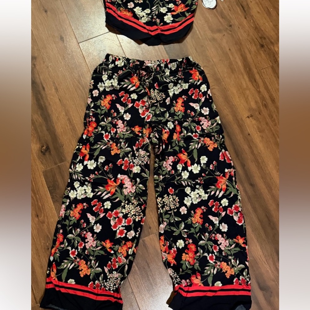 ✨Sienna Sky✨ Black and Red Floral Set - Picture 7 of 7